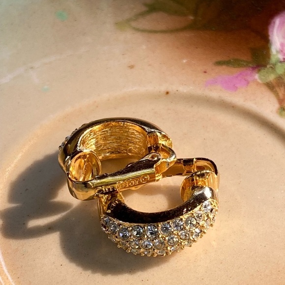 VINTAGE Gold tone and crystal huggie clip on earrings - Picture 6 of 9